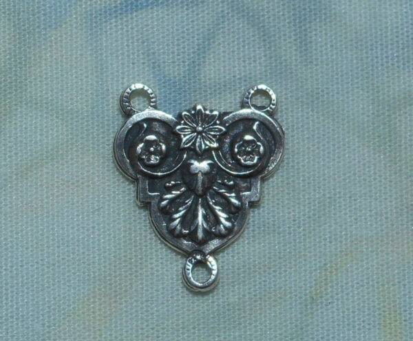 Rosary Center, Sacred Heart with Flowers 1/2" - SSCE1288 - Sterling Silver