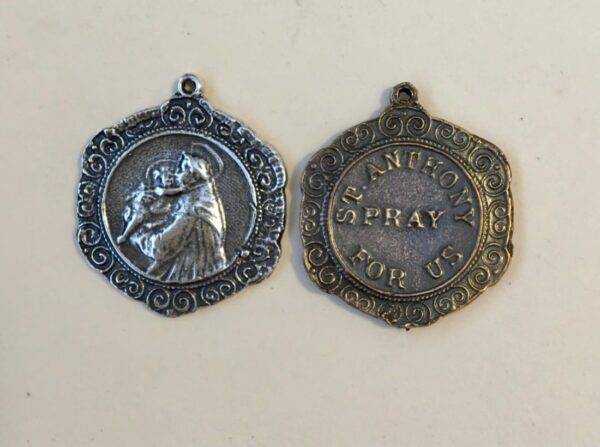 St. Anthony and infant, Jesus/ St, Anthony Pray For Us, Lace edge, 1 inch Medal- SSME1567
